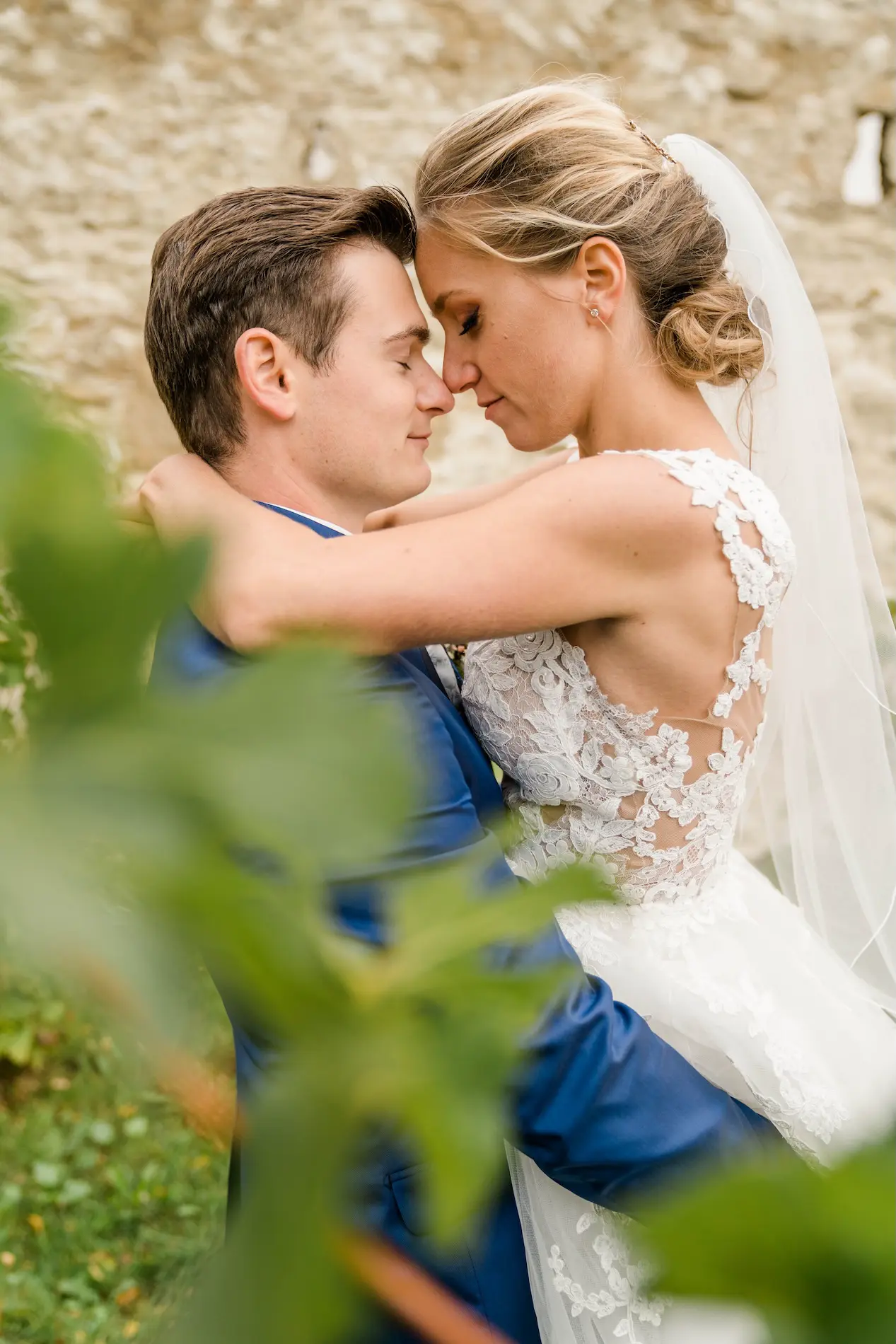 inniger-moment-hochzeitspaar-kuessend