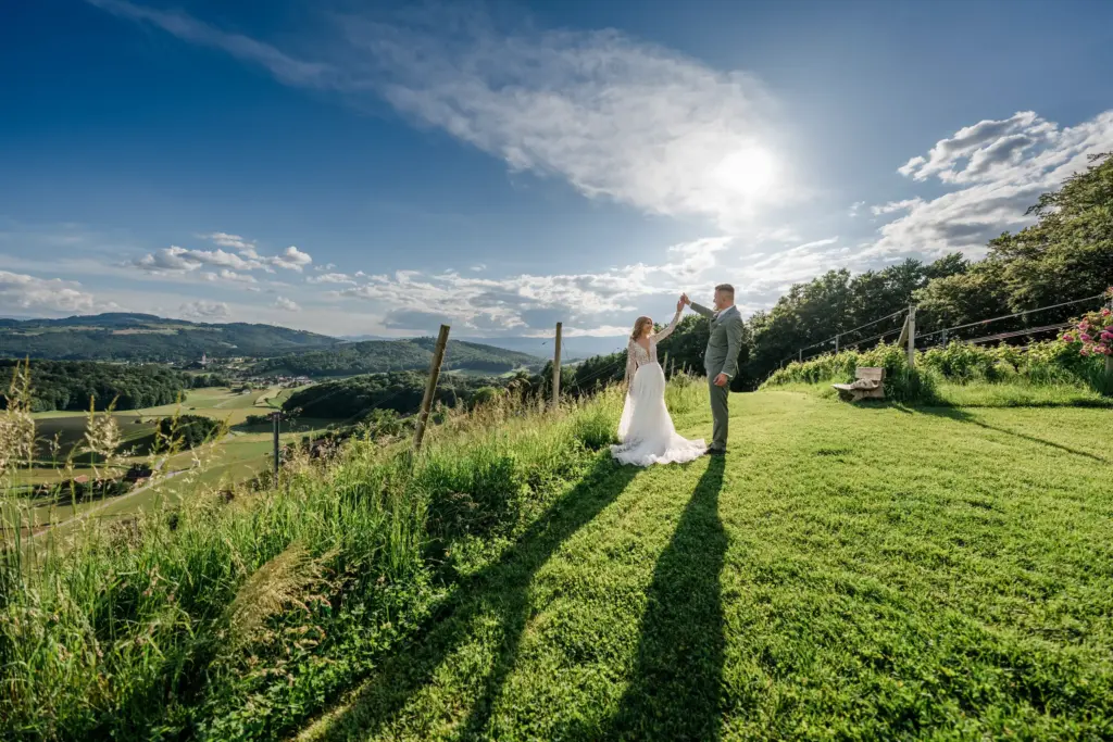 Ehehpaar beim Shooting der Hochzeitsbilder in den Südsteiermark bei blauem Himmel